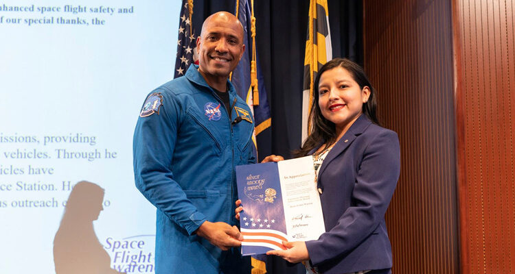 Ingeniera peruana de la NASA recibe premio por contribuir al éxito de misiones espaciales